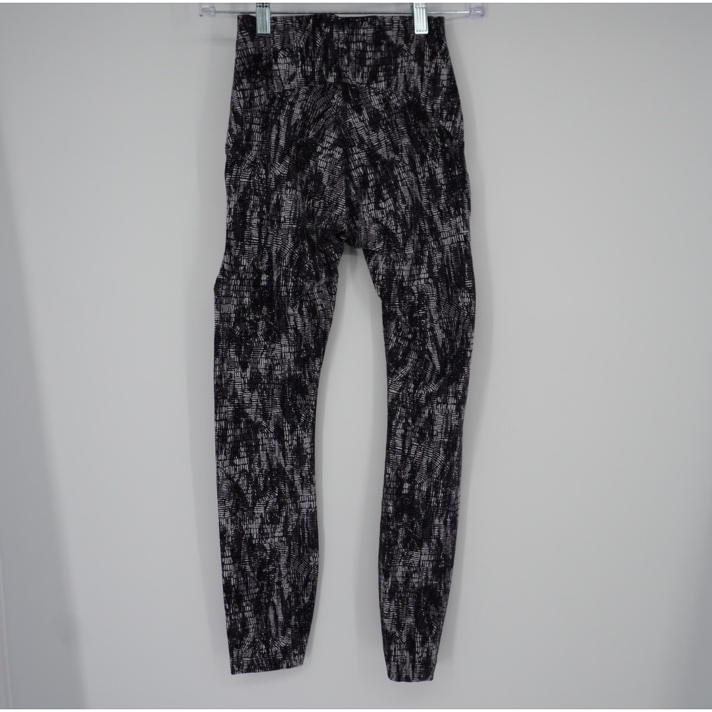 Lululemon Black White Abstract Geometric Print High Rise Leggings‎ Size 2 yoga
